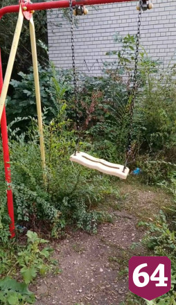 В Саратове качели и горки на детской площадке утопают в сорняках