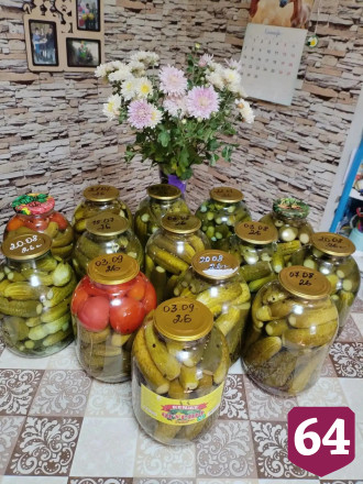 Саратовские хозяйки заготовили для фронта домашние соленья и яблочное повидло